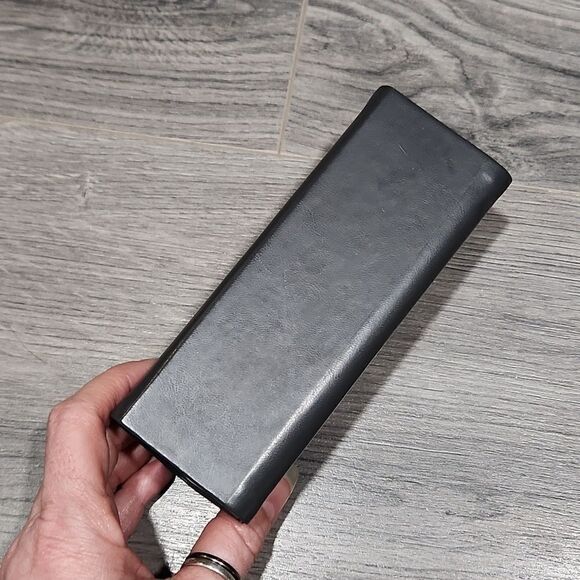 EUC Charcoal Gray Bulova Triangle Sunglasses Hard Case - Picture 2 of 4